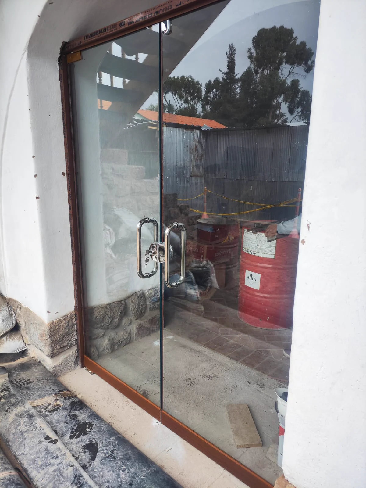 Puerta de vidrio instalada