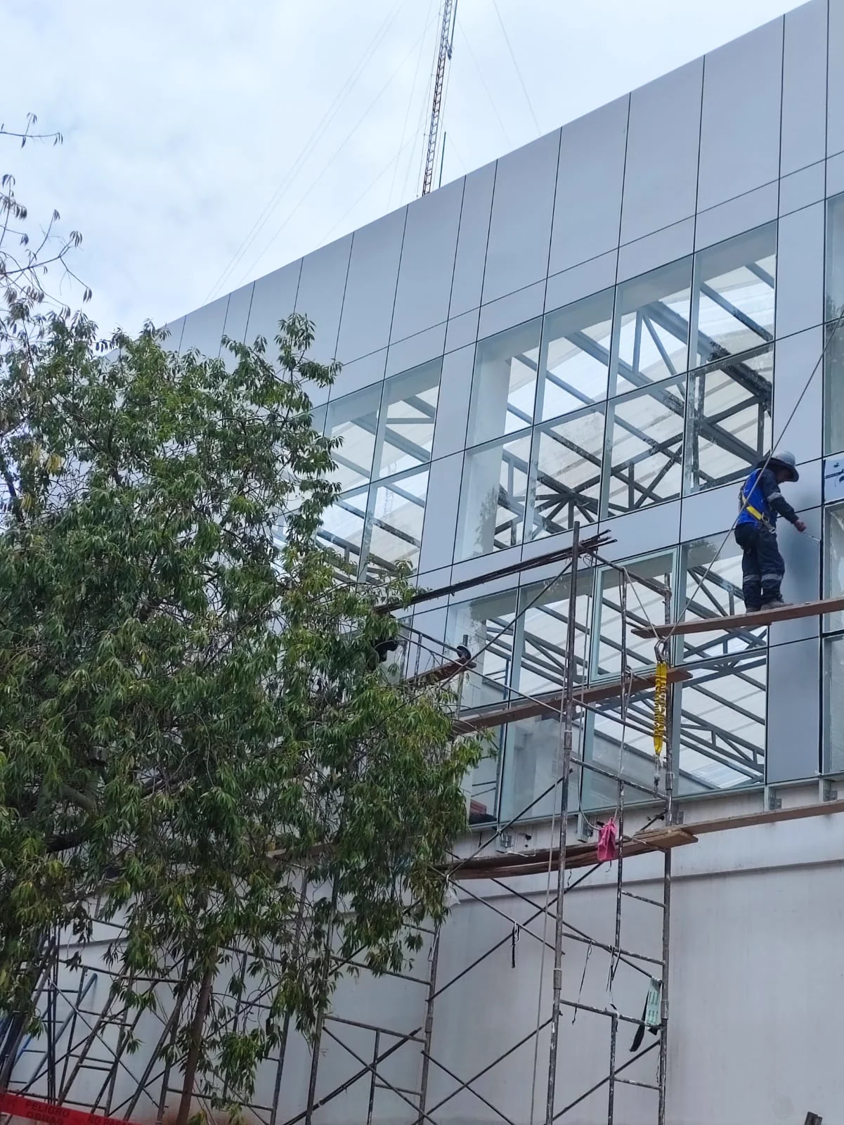 Instalación de fachada en obra