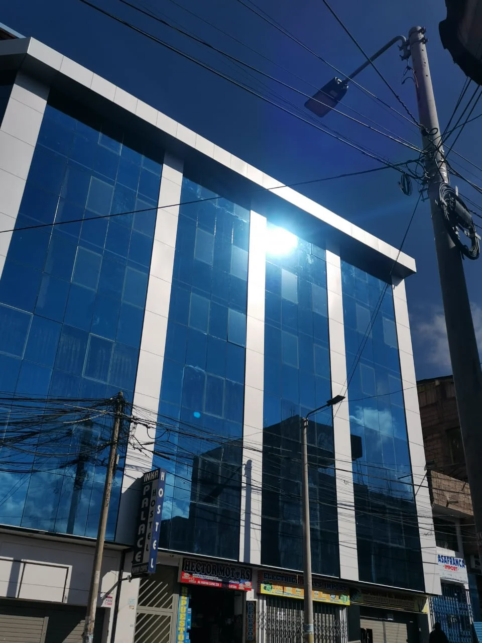 Fachada comercial acristalada