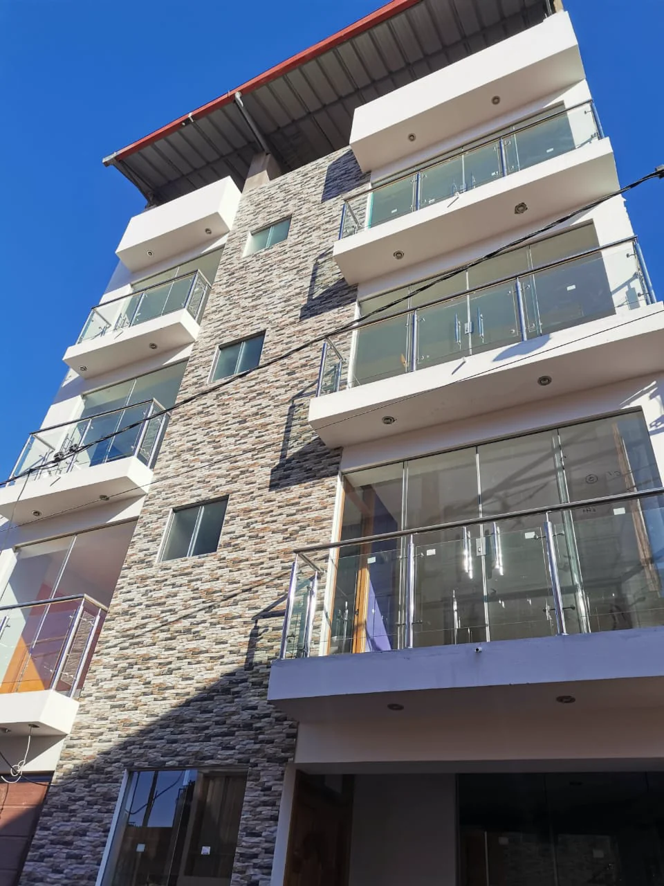 Edificio con balcones y vidrio