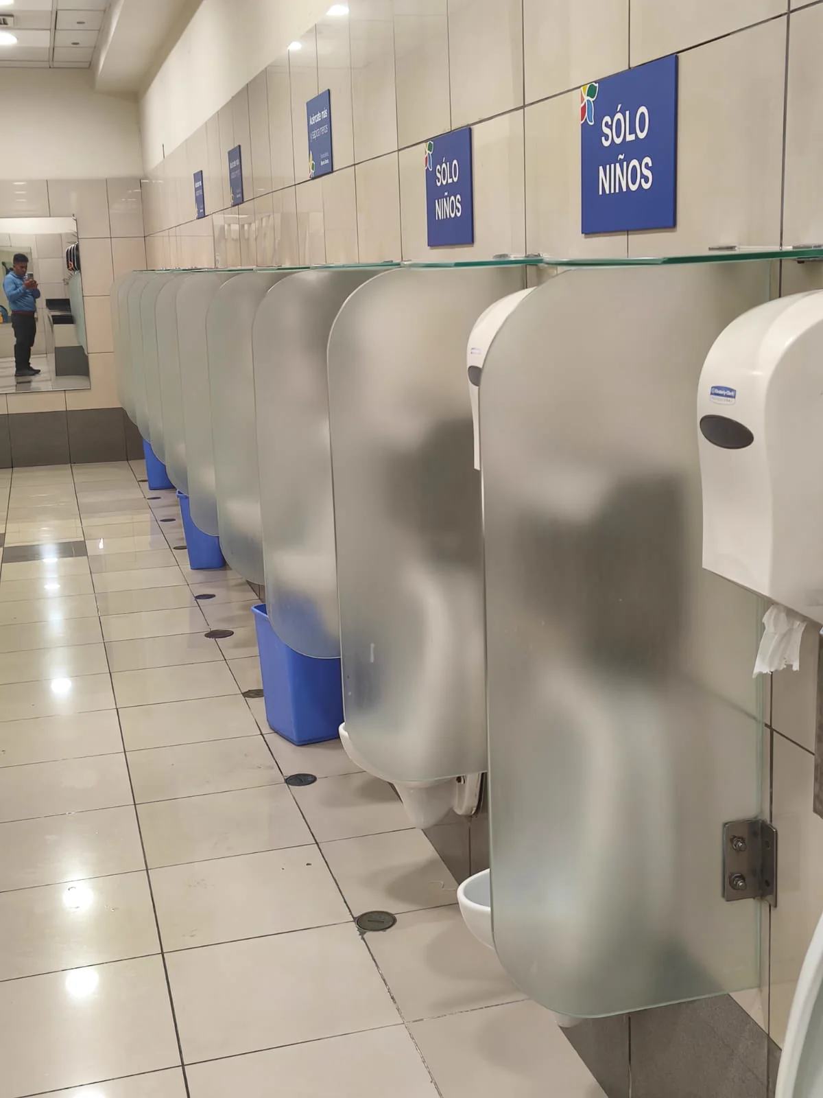 Divisiones para servicios y espacios comerciales