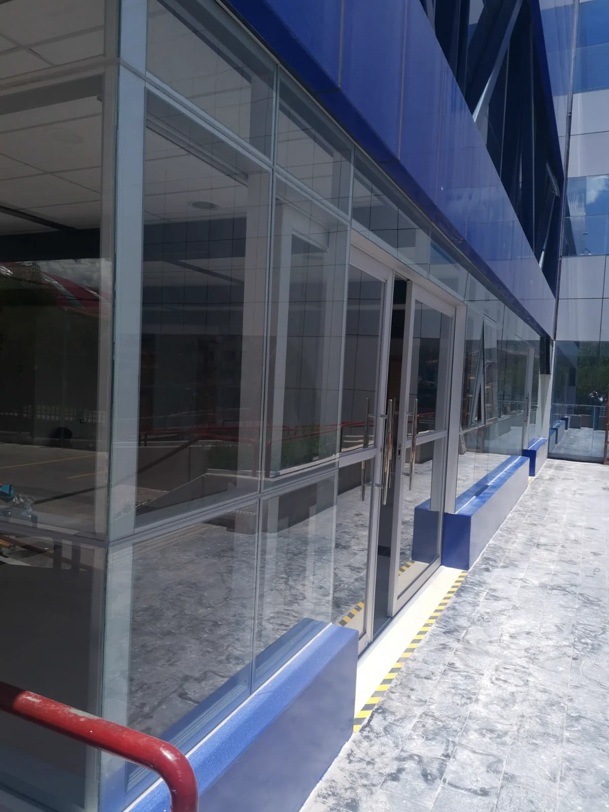 Cerramiento comercial de vidrio y aluminio