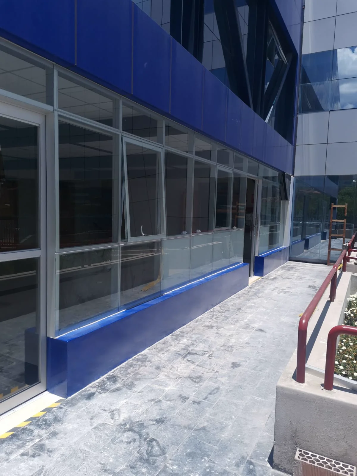 Fachada comercial a nivel peatonal