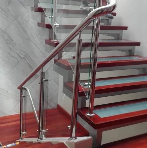 Escalera con pasamanos de acero inoxidable
