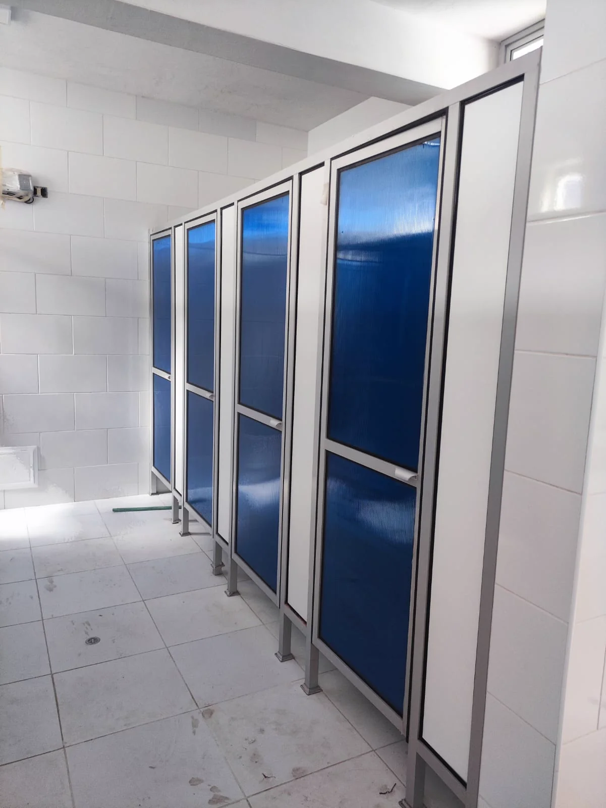 Divisiones y puertas de aluminio